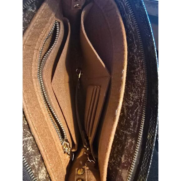 Louis Vuitton Monogram Toiletry Pouch 26 w/FREE insert and FREE dustbag - Picture 7 of 8